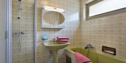 Pensionen - Hart im Zillertal - Badezimmer Appartement mit Dusche/Badewanne - Haus Lukas 