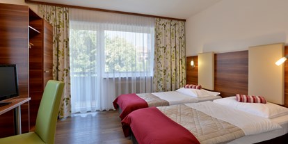 Pensionen - WLAN - Bayrischzell - Beispiel Doppelzimmer mit Parkettboden  - Haus Lukas 