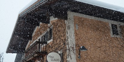 Pensionen - Oberndorf in Tirol - Winteransicht  - Haus Lukas 