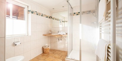 Pensionen - Garten - Mariapfarr - Badezimmer vom Doppelzimmer - Fürsterhof Ramsau