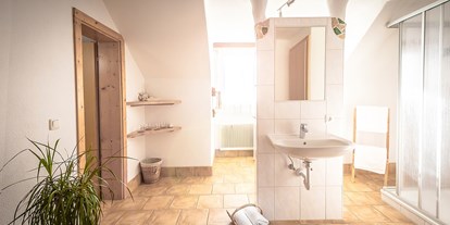 Pensionen - Umgebungsschwerpunkt: am Land - Schladming-Dachstein - Badezimmer vom Familienzimmer und Zwergennest - Fürsterhof Ramsau