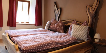 Pensionen - Umgebungsschwerpunkt: am Land - Markt Hartmannsdorf - Schlafzimmer "Urige Hütte", ideal für 2 Erwachsene für einen romantischen Urlaub am See! - Tiefala´s Eck