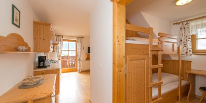 Pensionen - Umgebungsschwerpunkt: See - Baldramsdorf - 2. Zimmer des Apartments Sonnenblume - Historischer Bauernhof Schabus