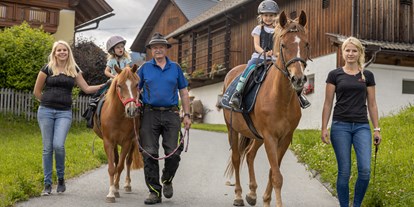 Pensionen - Kühlschrank - Weißbriach - Eine Abendrunde mit den Pferden - Historischer Bauernhof Schabus