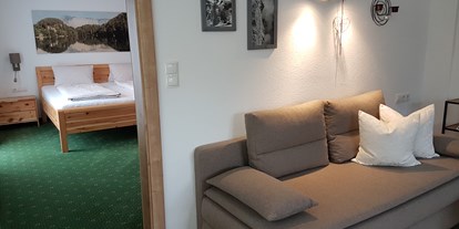 Pensionen - Radweg - Leutasch - Wonzimmer mit Blick ins Schlafzimmer - Haus Alpenglühn