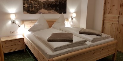 Pensionen - Kühlschrank - Landeck - Schlafzimmer aus Zirbenholz - Haus Alpenglühn