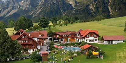 Pensionen - Pool - Schladming-Dachstein - Luftaufnahme - Bio-Bauernhof Simonbauer