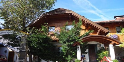 Pensionen - Balkon - Obertraun - im Innenhof - Bio-Bauernhof Simonbauer