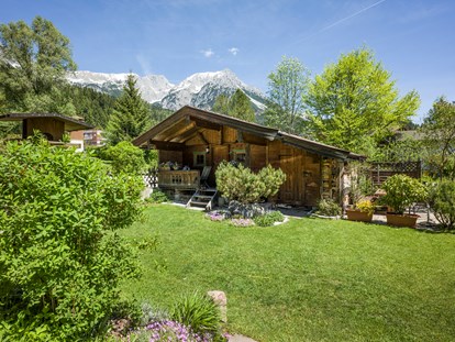Pensionen - Umgebungsschwerpunkt: See - Going am Wilden Kaiser - Garten mit Gartenhütte - Zimmer & Appartements Pension Hinterholzer