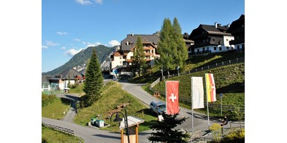 Pensionen - Umgebungsschwerpunkt: Berg - Oberdrauburg - Dorf Sonnleitn, Haus Carinthia in der Mitte, links Robinson Club, rechts Hapimag  - Appartement Sonja im Haus Carinthia am Nassfeld