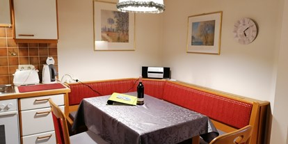 Pensionen - Restaurant - Baldramsdorf - Küche mit gemütlicher Essecke und Stereoanlage - Appartement Sonja im Haus Carinthia am Nassfeld