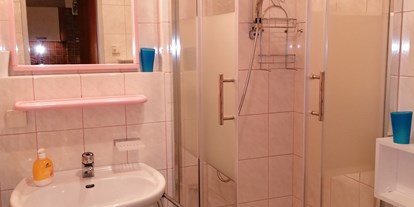 Pensionen - Oberdrauburg - Bad mit Dusche und 2 Siegeln und Bidet - Appartement Sonja im Haus Carinthia am Nassfeld