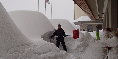 Pensionen - Umgebungsschwerpunkt: Berg - Nassfeld-Pressegger See - 2014 schneereichster Winter, mein Gast beim Ausschaufeln seines Autos - Appartement Sonja im Haus Carinthia am Nassfeld