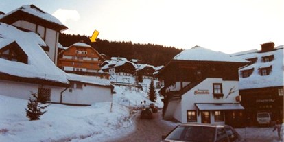 Pensionen - Umgebungsschwerpunkt: Berg - Rattendorf - Sonnleitn mit Haus Carinthia im Zentrum mit Pfeil, aber direkt beim 4-er Sessellift - Appartement Sonja im Haus Carinthia am Nassfeld