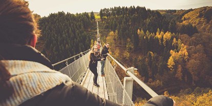 Pensionen - Umgebungsschwerpunkt: Berg - Hunsrück - Eine der vielen Hunsrück Sehenswürdigkeiten  – Die Hängeseilbrücke Geierlay - Landhaus HEIMISCH