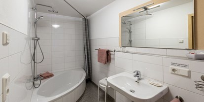 Pensionen - Umgebungsschwerpunkt: See - Ernsgaden - Badezimmer im Gästehaus - Café & Pension Nine