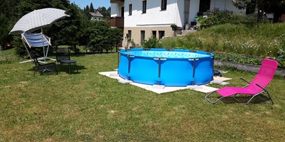 Pensionen - Garten - Thomatal - Swimmingpool mit Liegestühle - Ferienhaus Schäfer
