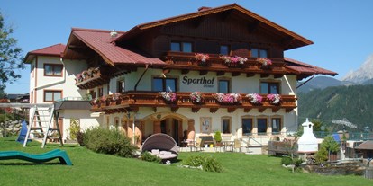 Pensionen - Umgebungsschwerpunkt: am Land - Schladming - Aussenansicht mit Garten - Hotel Pension Sporthof