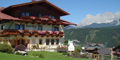Pensionen - Umgebungsschwerpunkt: Berg - Steiermark - Aussenansicht mit Blick zum Dachstein - Hotel Pension Sporthof