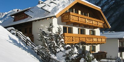 Pensionen - Umgebungsschwerpunkt: Berg - Ötztal - Außenansicht Winter - B&B Rehwinkl