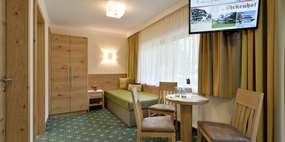 Pensionen - Pool - Tirol - Alle Zimmer mit großem SAT-TV - Hotel Garni Birkenhof & Apartments Rosenhof