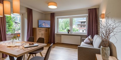 Pensionen - Umgebungsschwerpunkt: Fluss - Zillertal - Apartments mit großzügigen Wohnzimmern im Rosenhof in Mayrhofen/Zillertal. - Hotel Garni Birkenhof & Apartments Rosenhof