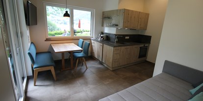 Pensionen - Umgebungsschwerpunkt: Strand - Tiroler Unterland - Wohnbereich mit Küche "See Chalet" - Appartements Ticklhof am See
