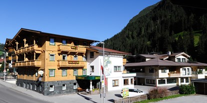 Pensionen - Garage für Zweiräder - Mühlwald (Trentino-Südtirol) - Gästehaus vorne, dahinter Hotel Garni - Hotel Garni**** + Gästehaus***