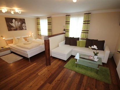 Pensionen - Umgebungsschwerpunkt: See - Faistenau - Unser Premiumzimmer mit Badewanne, großer begehbarer Dusche und Balkon - Gasthof Waldwirt