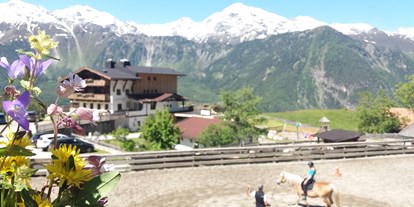 Pensionen - Balkon - Tirol - Ferienwohnung der Veitenhof im Ötztal mit Reitplatz Sommer - Bio & Reiterhof der Veitenhof