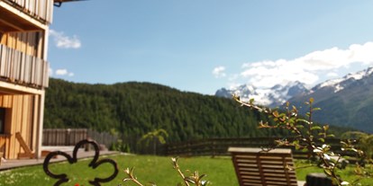 Pensionen - Frühstück: Frühstücksbuffet - Sölden (Sölden) - Appartements der Veitenhof in Tirol - Gartenlounge mit Panoramablick  - Bio & Reiterhof der Veitenhof