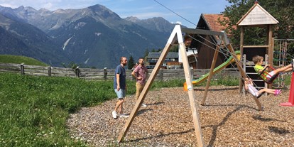 Pensionen - Balkon - Tirol - Kinderspielplatz Schaukel Niederthai im Ötztal Ferienwohnungen der Veitenhof Sommer Familienurlaub - Bio & Reiterhof der Veitenhof