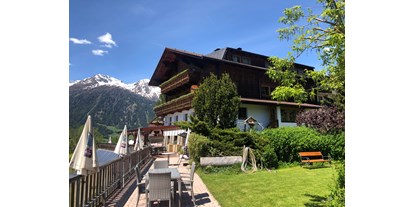 Pensionen - Restaurant - Matrei in Osttirol - Außenansicht unseres Haus mit Sonnenterrasse - Gästehaus Schlossnerhof***
