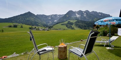 Pensionen - WLAN - Samerberg - Garten für unsere Gäste zum verweilen. - Hotel Garni Tirol im Kaiserwinkel