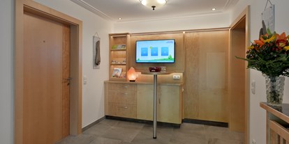 Pensionen - Langlaufloipe - Kössen - Rezeption - wo unsere Gäste empfangen werden. - Hotel Garni Tirol im Kaiserwinkel
