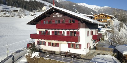 Pensionen - Art der Pension: Hotel Garni - Trentino-Südtirol - Im Winter bringt Sie der kostenlose Skibus 2 KM ins Skigebiet. Die Haltestelle ist 150m entfernt.
In die Loipe können Sie beim Haus einsteigen.  - Garni Waldeck