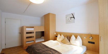 Pensionen - Wanderweg - Gargellen - App.C Schlafzimmer mit Stockbett - Appartements Lenzikopf