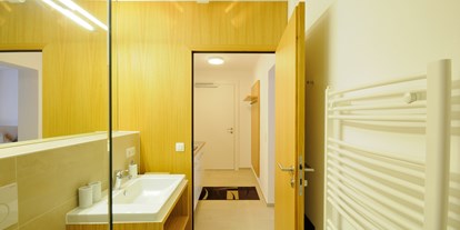 Pensionen - Gargellen - App. A, Garten  Duschen in Teil A  24 m² aus App. AB  (Schlafzimmer, Dusche/WC, kleiner Küchenblock)
kann mit Teil B durch Doppeltüre verbunden werden - Appartements Lenzikopf