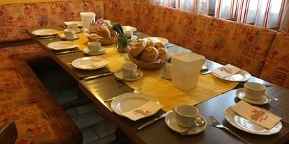 Pensionen - Frühstück: Frühstücksbuffet - Hohenems - Frühstücksraum - Pension Wachter