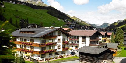 Pensionen - Terrasse - St. Anton am Arlberg - Lavendel Aussenansicht Sommer - Hotel Garni Lavendel