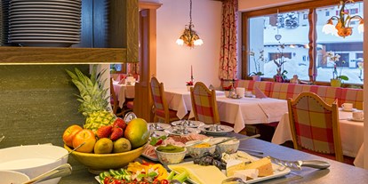 Pensionen - Art der Pension: Hotel Garni - St. Anton am Arlberg - Frühstücksraum mit Buffet - Hotel Garni Lavendel