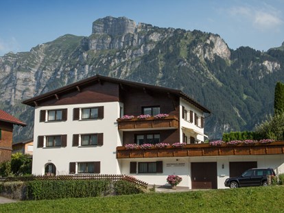 Pensionen - Langlaufloipe - Österreich - Aussenaufnahme, im Hintergrund sehen Sie unseren Hausberg die Kanisfluh - Gästehaus Lässer