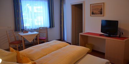 Pensionen - Umgebungsschwerpunkt: am Land - Lingenau - Zimmer 4 mit Teppichboden ca. 24 m" groß mit DU/WC/TV/WLAN und großem Balkon - Gästehaus Manuela Puchmayr