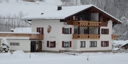 Pensionen - Garten - Riezlern - Winterbild 300 m zum Skilift. Sie brauchen kein Auto! - Gästehaus Manuela Puchmayr