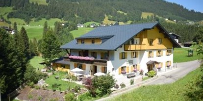 Pensionen - Umgebungsschwerpunkt: Berg - Raggal - Außenansicht Sommer - Gästehaus Tannegg