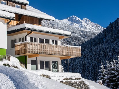 Pensionen - Skiverleih - St. Anton am Arlberg - Außenansicht im Winter - DAS KLEEMANNs