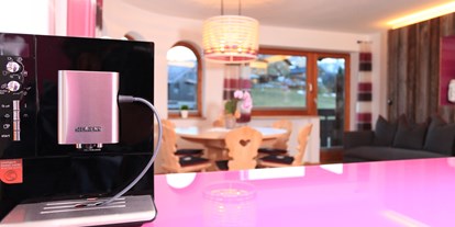 Pensionen - Kühlschrank - Flirsch - Kaffeevollautomat mit freier Kaffee-und Teeauswahl - Landhaus Bromm