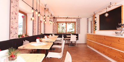 Pensionen - Restaurant - Riezlern - Neue Gästestube im alpinem Ambiente mit Ausgang zur Sonnenterrasse - Landhaus Bromm