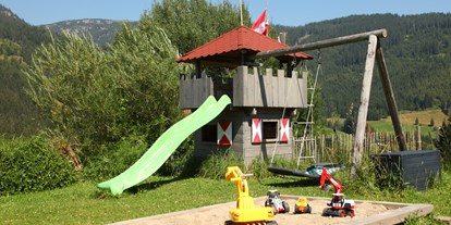 Pensionen - Fahrradverleih - Vorarlberg - Für die Kleinsten steht ein schöner Spielturm mit Sandkasten und Spielsachen bereit. - Landhaus Bromm