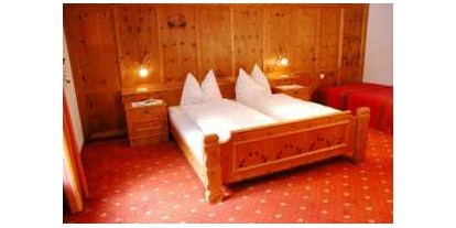 Pensionen - Sauna - Raggal - Schlafzimmer in einer Ferienwohnung - Pension Faneskla